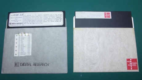 【参考写真】左側は米国で販売されていたデジタルリサーチ社のCP/M Ver2.2の8インチマスターディスク