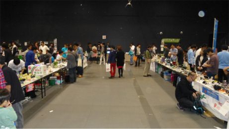 さらに中央通路を展示会場の奥に進んだ位置からの写真です。