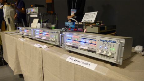 ３台の「Legacy8080」をコンソールパネルを自由に操作できるように展示して来場者に公開しました。