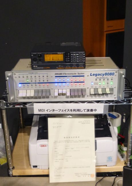 展示ブース左側の「Legacy8080」は、「Legacy8080」に実装しているMIDIインターフェイスのデモとしてローランド社製のMIDI音源（SC-88 Pro）を「Legacy8080」のMIDI OUT端子とつないでMIDI演奏デモを行いました。