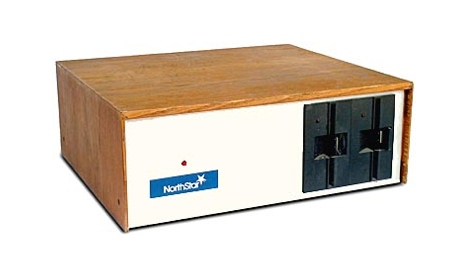 【参考写真】木目調ケースの代表例は1976年にS-100バス仕様のマイコンとして発売されたNorthStar社の「NorthStar Horizon」です。