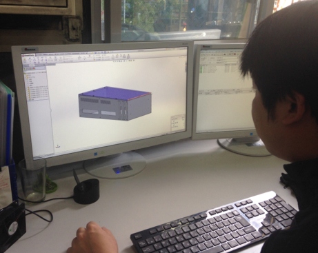 星製作所の工場長がLegacy8080エデュケーションモデルのケースを3D-CADツールにより設計しているシーンです
