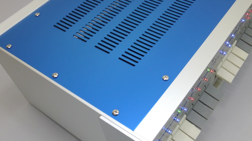 「メタリックブルー」色の天板を実装したLegacy8080エンタープライズモデルの新型量産ケース