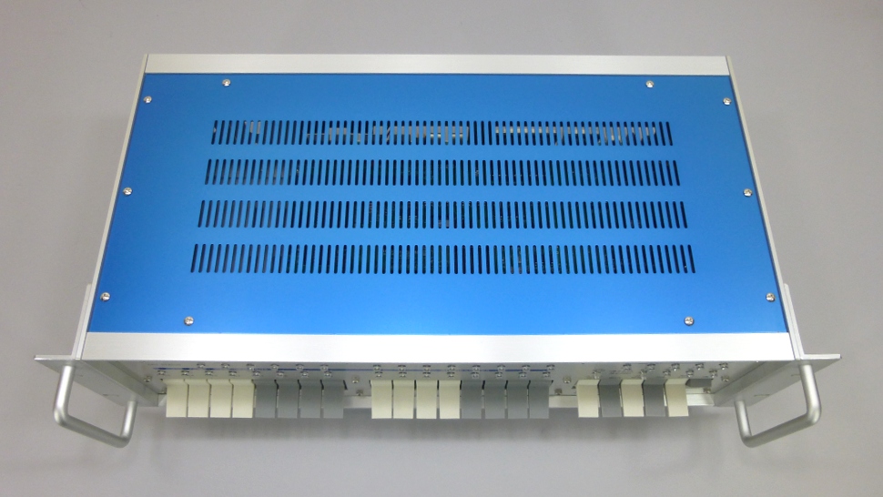 「メタリックブルー」色の天板を実装したLegacy8080エンタープライズモデルの新型量産ケース