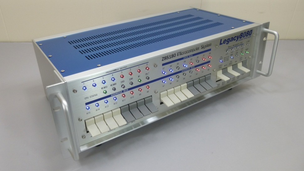 「メタリックブルー」色の天板を実装したLegacy8080エンタープライズモデルの新型量産ケースの側面