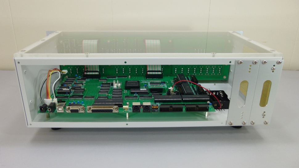Legacy8080エデュケーションモデルの新型量産ケース。リアパネル側から見たところです