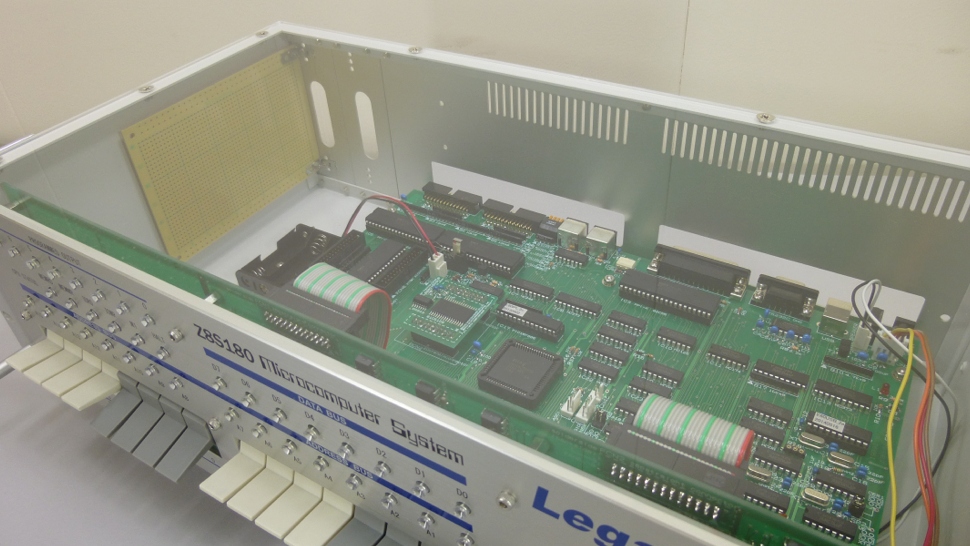 Legacy8080エデュケーションモデルの新型量産ケース。「透明アクリル天板」から内部を見たところです