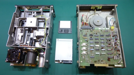 【参考写真】Shugart社の初期の8インチドライブSA-801のドライブメカ面（左側）と基板面（右側）中央は大きさ比較用の3.5インチドライブとメディア