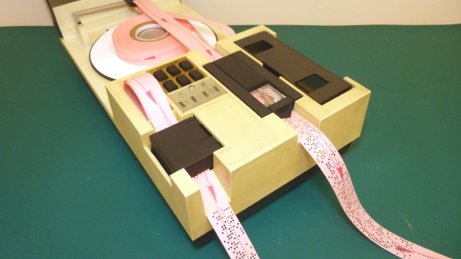 【参考写真】高速紙テープリーダー/パンチャー。テレタイプに付属した紙テープリーダー/パンチャーは1秒間に10文字リードとパンチしかできませんでした。
