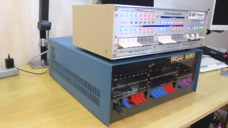 Legacy8080はIMSAI8080と同じパネルスイッチを実装したネオクラシックデザインです。
