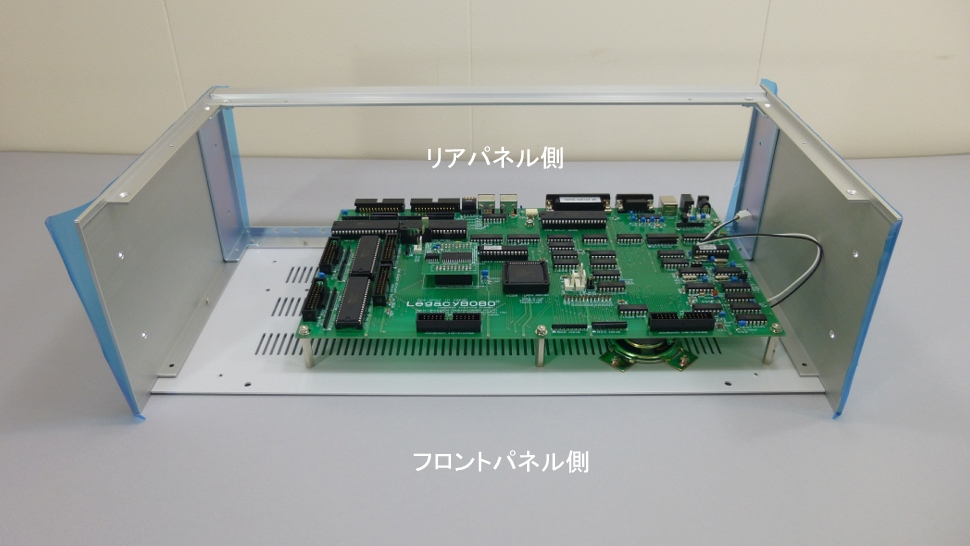 途中まで組立てたケース部分にマイコンメイン基板を仮置きしたところです