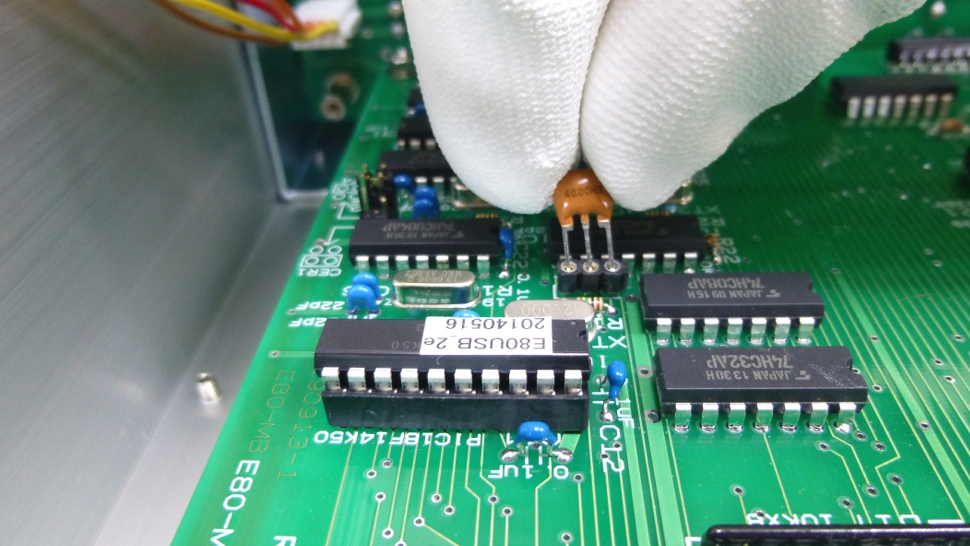 リアパネル取付け前にZ8S180 CPUを20MHzで駆動するためのセラミック発振子を３端子コネクタに取付けます